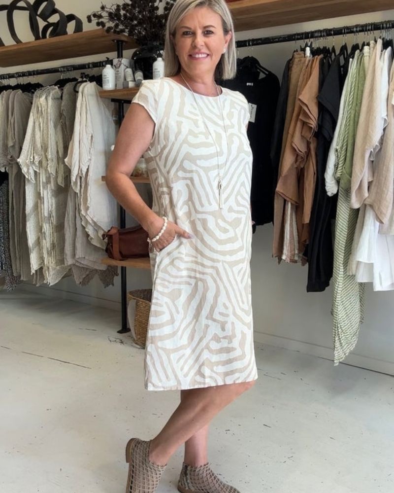 Anouk | Zomerjurk met Ronde Hals en Vrouwelijke Zebra-Print